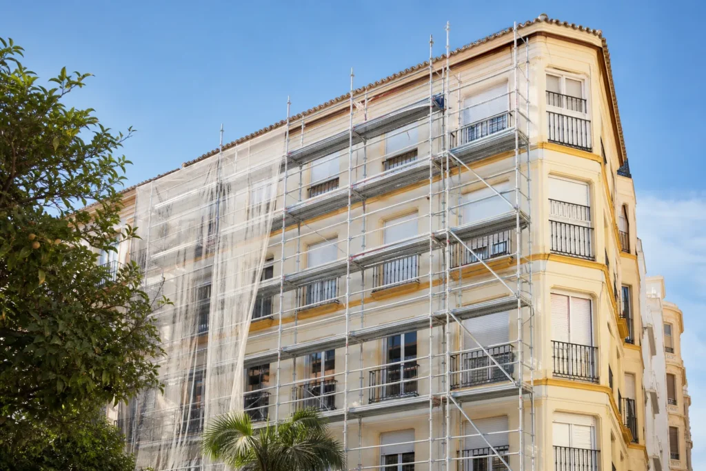 Andamios instalados para rehabilitación de una fachada