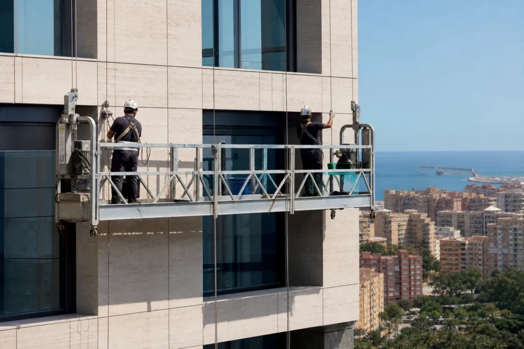 Andamio colgante instalado para una intervención en fachada