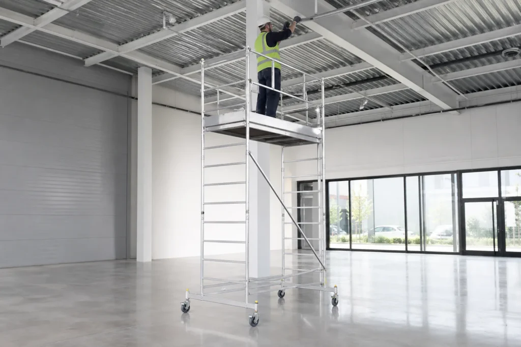 Torre móvil utilizada para mantenimiento en un espacio interior